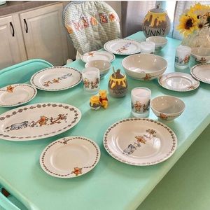 NWT Winnie The Pooh Daisy Print Dinnerware